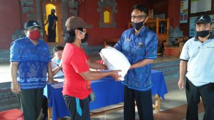 Sebanyak 50 Orang Relawan Covid-19 Desa Kayuputih terima Insentif Beras 15 Kg dari Pemkab Buleleng
